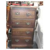 Short lingerie dresser, four drawers, one pull is