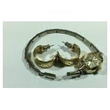 Endura 17 jewel watch with one broken link,  not