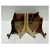 Plate and picture easels, box includes 16 easels