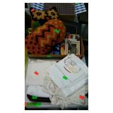 Misc lot of linens, doilies, some with