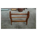 Pine quilt rack, 3 dowel bars nice condition