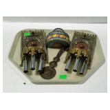 Tray lot of wall hanging items