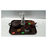 Tray lot, includes three tea pots and a small
