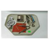 Tray lot: citrus sectioner, nut crackers and