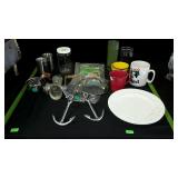 Mixed lot with grinder, measuring cups, cups, etc