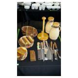 Kitchen goods: Wooden plates, knives, paper towel