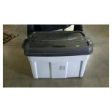 Storage tote with lid