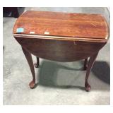 Queen Anne drop leaf end table, mahogany finish
