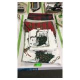 Seasonal table runners and napkins