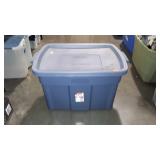 Rubbermaid storage tote