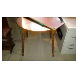 Round kitchen table with one leaf, measures 35