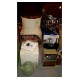 Kitchen group lot: wooden plates and bowls