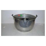 Aluminum pot with wire bail handle - 13.5"
