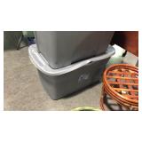 Tote with lid 30gal lid is a little bent