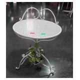 Vanity seat, is metal and does have white rose