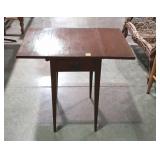 Mahogany Drop Lea end table with single drawer and
