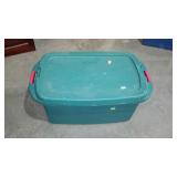 Sterilite large tote with lid. Has one chip in