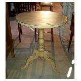 Country decor style pedestal table, 25" across x