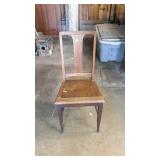 Single chair with wood seat