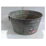 Metal wash tub, 18 inches in diameter