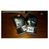 Pair of EVERLAST boxing gloves. Ta:14.
