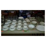 Group lot with various drinking glasses, teacups