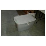 Plastic storage tote with lid