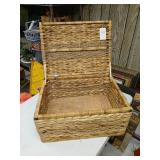 Wicker Basket trunk 22' x 16' hinged lid