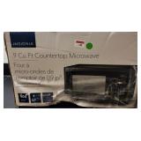 LOOKS NEW 900 WATT MICROWAVE OVEN (MSP:$150) LOOKS NEW 900 WATT MICROWAVE OVEN (MSP:$150)