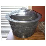 Speckled enamel roasting pot with lid