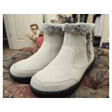 Pair of size 7 ladies Khombu boots