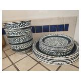 Set of 12 country crock green and white dish set
