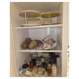 Large bathroom lot of decor and more