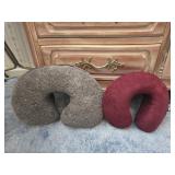 Lot of 2 neck pillows
