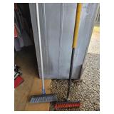 Lot of 2 brooms