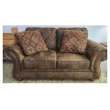 Great condition loveseat w 2 throw pillows