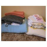 Lot of miscellaneous blankets