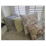 Lot of 5 pillows