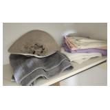 Lot of towels & hat