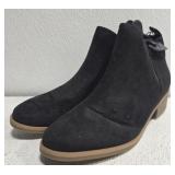 Pair of size 8 womens boots