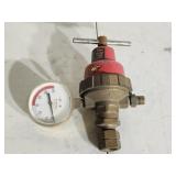 compressed gas pressure regulator with gauge