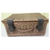 Wicker basket w some hand towels
