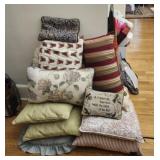 Aprox 11 throw pillows