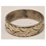 14K gold ring approx size 9
