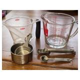 Measuring Cups & Spoons