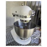 White KitchenAid classic 275W 4.5qt mixer