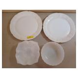 2 grape pattern platters 14", 2 bowls 8"