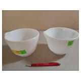2 Pyrex mixing bowls 1 qt