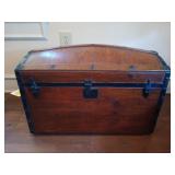 Gorgeous wooden camelback trunk w/ tray 18 x 28 x