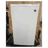 Igloo 3.2 cubic foot 110 volt refrigerator with